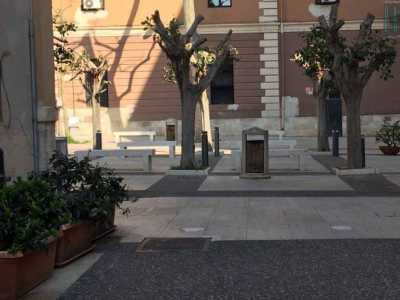 Siamo ora giunti su piazza Duca degli Abruzzi, l� dove file di alberi bassi e spogli si intervallano a panchine in pietra su una pavimentazione di mattonelle in pietra grigie e bianche